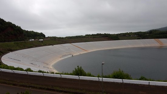 La Laguna de Barlovento, la mayor presa artificial de la isla se ubica una zona de servicios con fogones, mesas, baños, punto de venta de artesanía y un restaurante. Este sendero comunica la Laguna de Barlovento con el Centro de Visitantes de Los Tilos